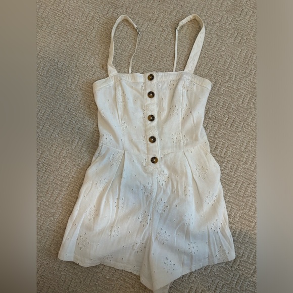 🏷️Hollister White Button-Down Eyelet Romper - Picture 1 of 5